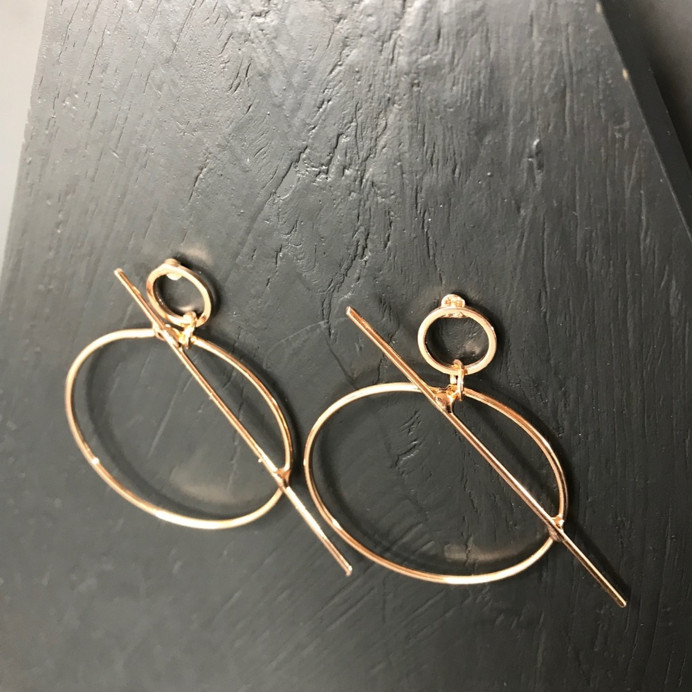 🆑 Geo Bar Hoops in Gold - Picture 4 of 5